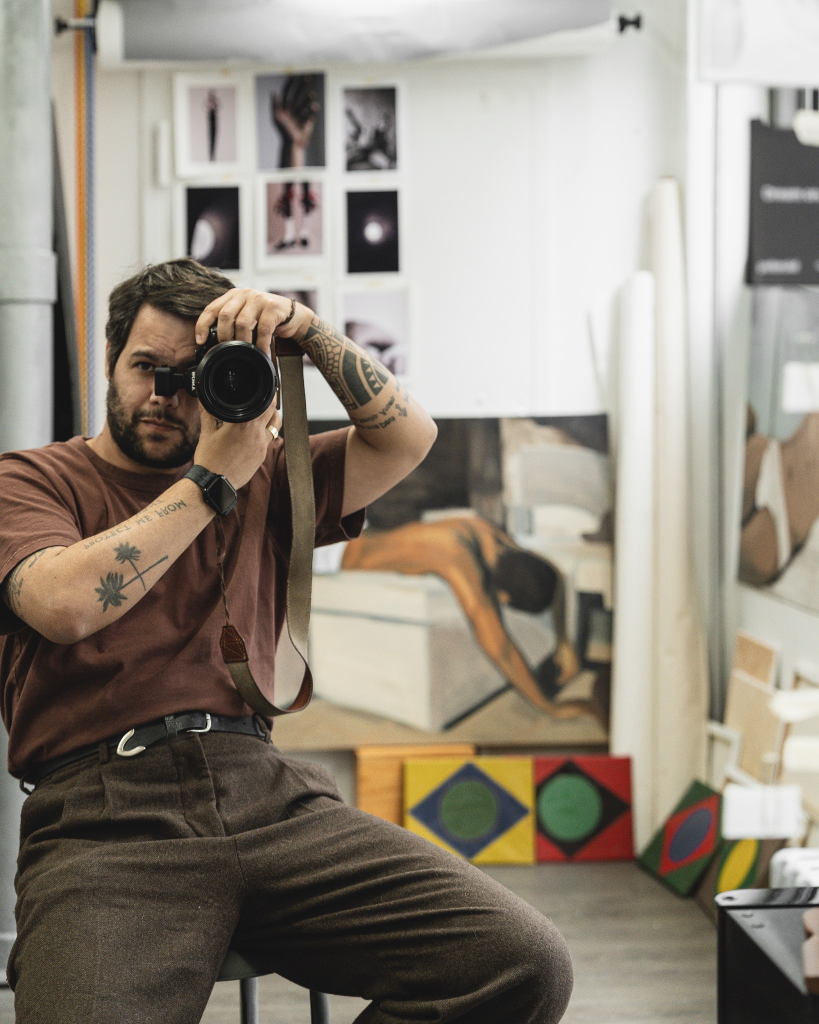 Ton Gomes photographing in his New York studio
